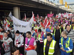 Almanyada Kamu İşçilerinin Grevi Hava Ulaşımını Felç Etti