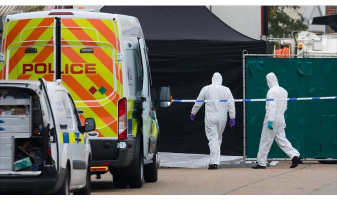 İngiltere'de tırın arkasında ölü bulunan 39 kişiden ikisi 15 yaşında