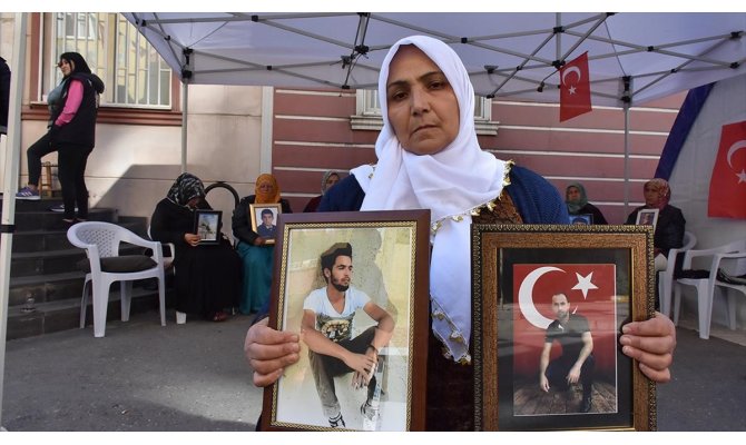 Diyarbakır annelerinden Necibe Çiftçi: Oğlum getirilene kadar buradan ayrılmıyorum