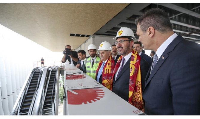 Bakan Kasapoğlu İzmir'de yapımı süren statları inceledi