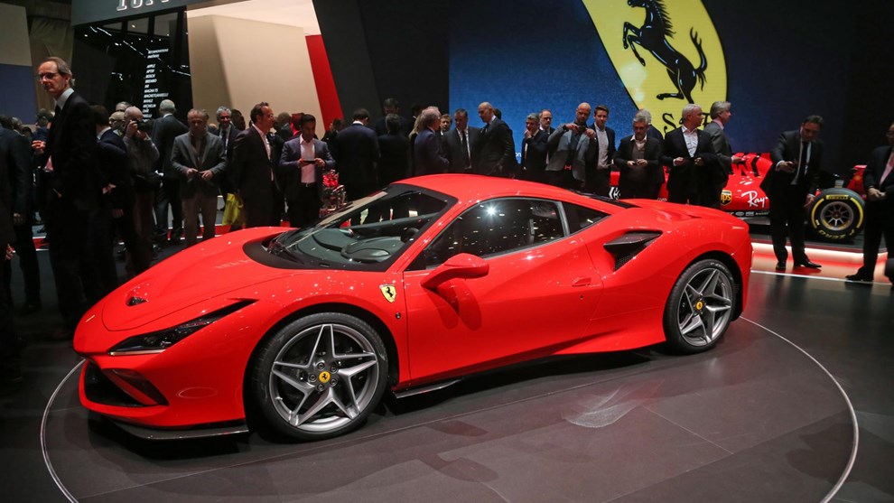 Ferrari üstü açılabilen yeni aracını tanıttı