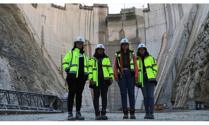 Türkiye'nin en yüksek baraj inşaatına 'kadın eli'