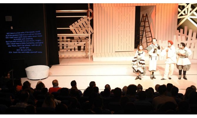 Tiyatro oyunu yabancılar için İngilizce alt yazılı sahnelendi