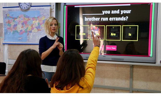 Mobil uygulama ve web destekli metotlarla öğrencilerine 6 yabancı dili sevdirdi