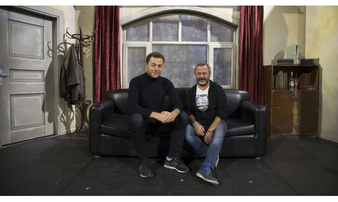 'Profesyonel' oyunu ile 'dördüncü duvarı' yıktılar