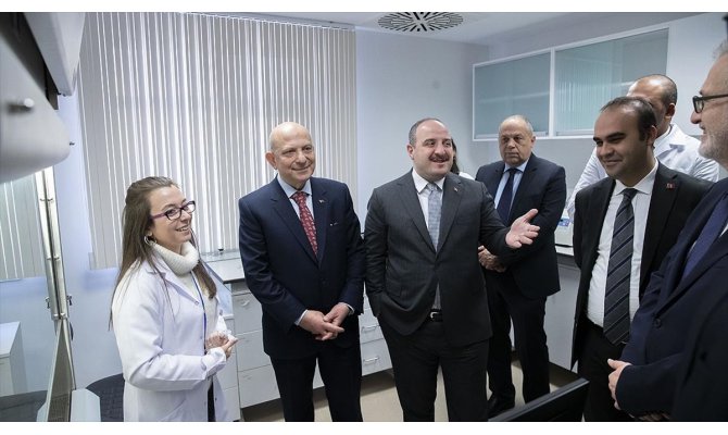 Bakan Varank Kök Hücre Enstitüsü'nü ziyaret etti
