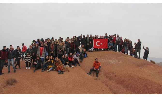 Öğretmenler Günü'nü Kızıldağ'ın zirvesinde kutladılar