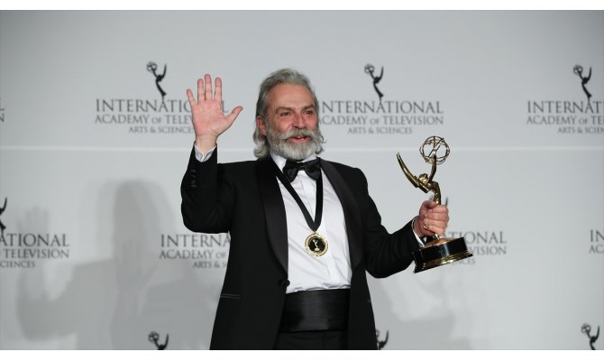 Haluk Bilginer, Emmy Ödülleri'nde 'en iyi erkek oyuncu' seçildi