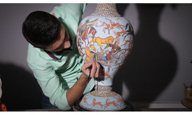 Resim sanatını çini ve seramikle buluşturdu
