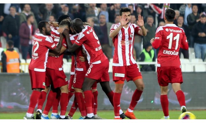 Sivasspor Teknik Direktörü Çalımbay: Şampiyonluk kolay bir iş değil