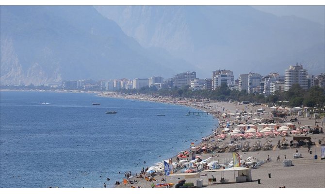 Antalya 15 milyon turistle rekora imza attı