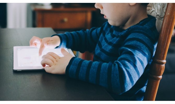 Dijital nesnelerle uzun süre geçiren çocuklarda obezite tehlikesi