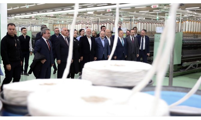 Bakan Varank, tekstille tarımı bir araya getiren fabrikayı inceledi