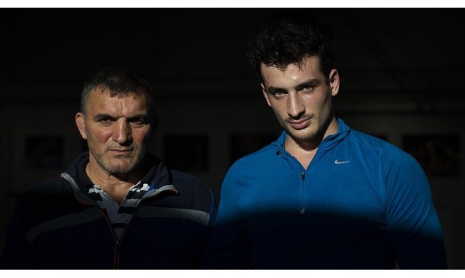 Eski başpehlivan oğlunu da pehlivan yetiştiriyor