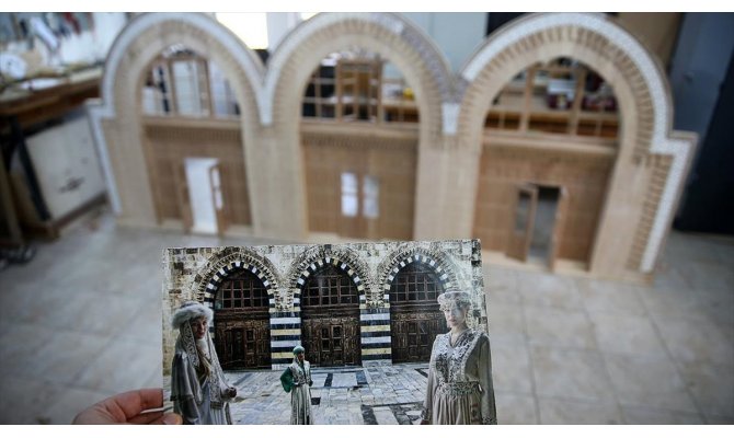 Adana'daki tarihi Ulu Cami'nin girişi ahşaba aktarılıyor