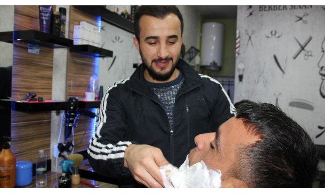 Farkındalık için engellileri ücretsiz tıraş ediyorlar