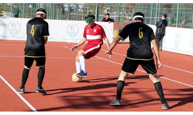 Karanlık dünyasını futbolla aydınlattı