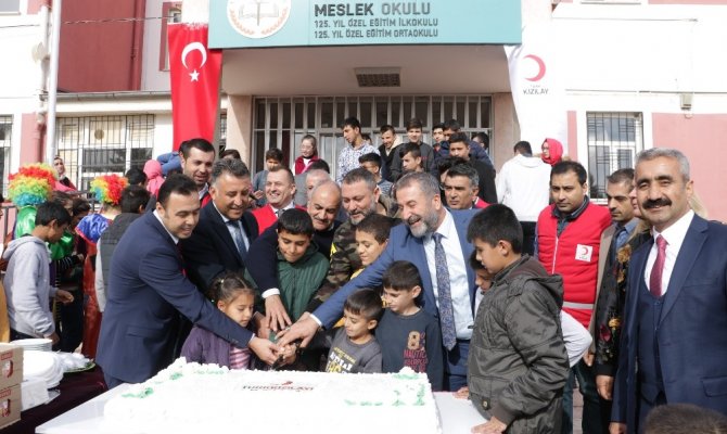 Hüsnü Şenlendirici’den engelli öğrencilere moral
