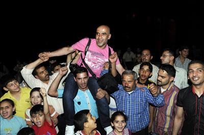 Mavi Marmaradaki gazeteci kahraman gibi