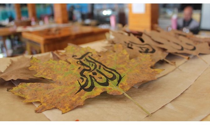 Sonbahar yaprakları 'hat çalışması' ile sanat eserine dönüşüyor
