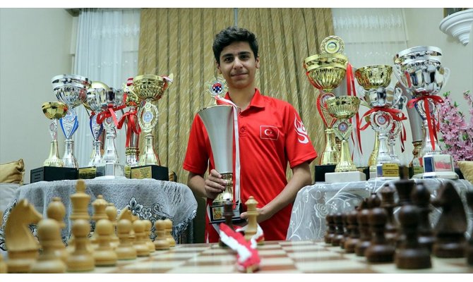 Satranca gönül veren aile milli sporcu çıkardı