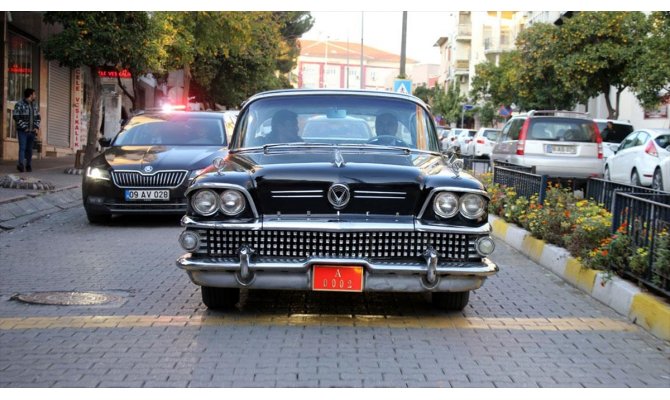 Merhum Başbakan Adnan Menderes'in makam aracı Aydın’a getirildi