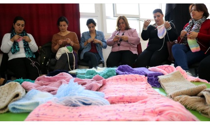 Köy okullarındaki öğrenciler üşümesin diye anne şefkatiyle 'sevgi' örüyorlar