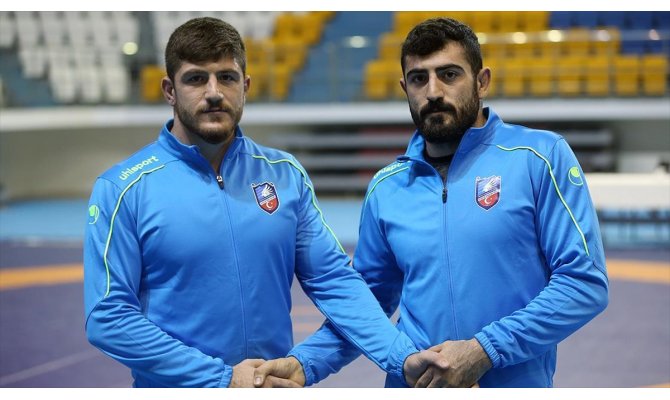 Ağabeylerinin izinden giden güreşçi kardeşler