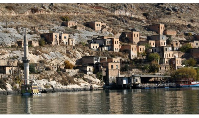 Şanlıurfa'nın turizm merkezi Halfeti'de hafta sonu yoğunluğu yaşanıyor