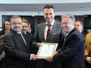 Beşiktaşın Yeni Başkanı Fikret Orman Mazbatasını Aldı
