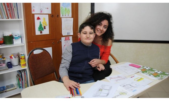 Otizmli Berat sesini resimlerle duyuruyor