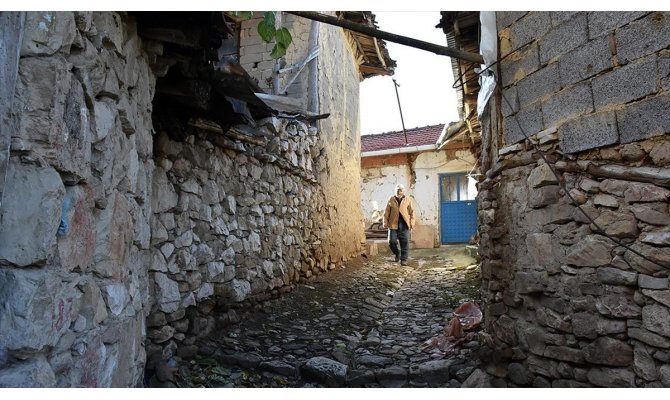 Hasta eşinin ve 'kimsesiz' köyünün bekçisi oldu