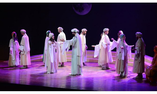 Ankara Devlet Tiyatrosu Malatya'da 'Leyla ile Mecnun' oyununu sahneledi