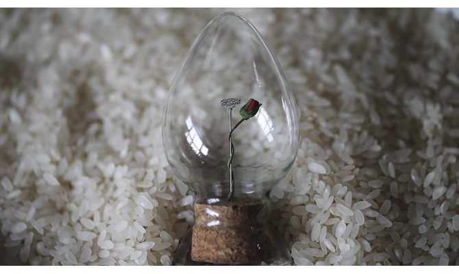 Pirinç tanesine İhlas suresini yazdı