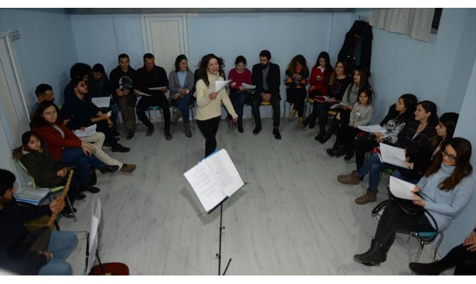 Sema öğretmen okulda öğrencilerini koroda yöre halkını müzikle buluşturuyor