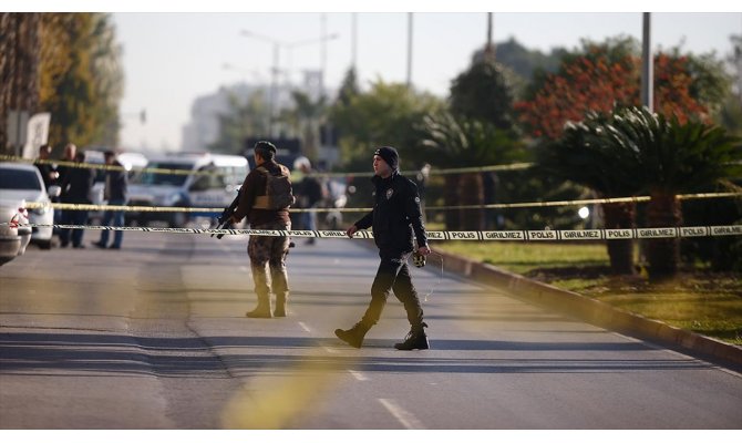 Antalya'da bir bankada silahlı soygun girişimi