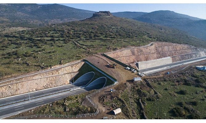 Otoyolla kesişen 2 bin 600 yıllık yol çelik köprüyle korundu