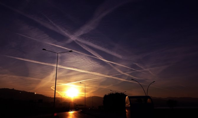 Uçak izleri ve güneş batışı görsel şölen oluşturdu