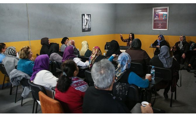 Hastalar 'Parkinson Okulu'nda birlikte mücadele ediyor