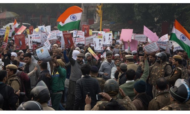 Hindistan'da Müslüman göçmenlerin aleyhine değiştirilen yasaya karşı gösteriler sürüyor