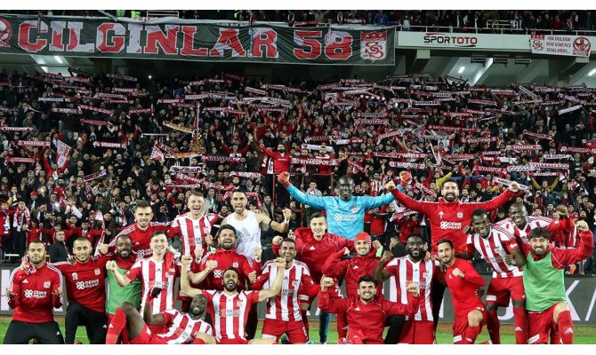 Lider Sivasspor'un '58 bilet' kampanyasına destek büyüyor