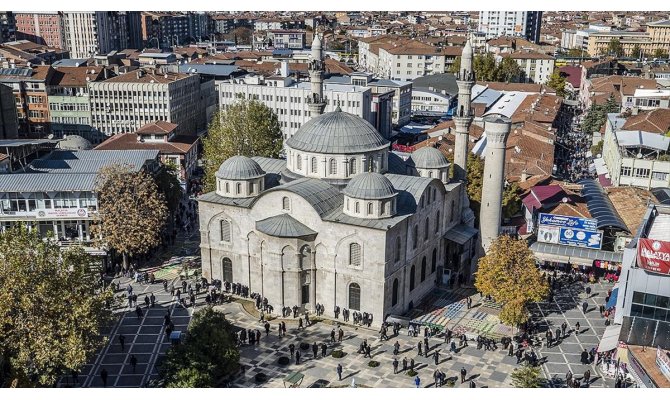 Abdülhamid Han'ın yapımına destek verdiği 'teze cami' ihtişamını koruyor