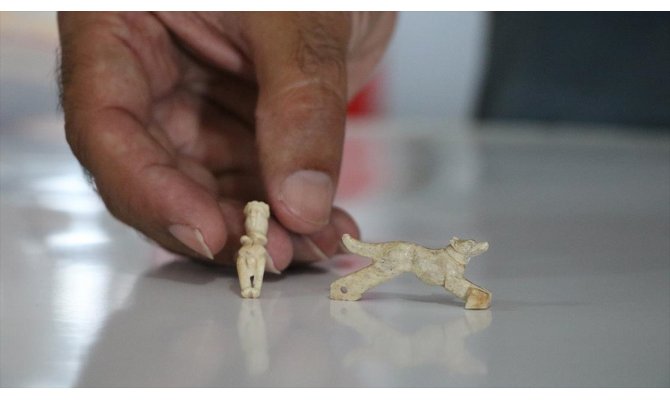 Assos'ta 1600 yıllık insan ve hayvan figürlü iki kolye ucu bulundu
