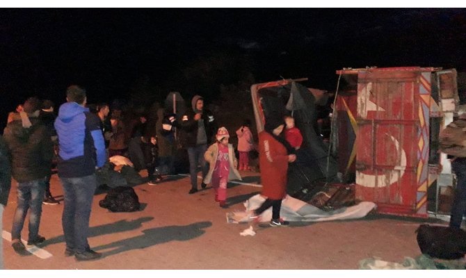 Çanakkale'de düzensiz göçmenleri taşıyan kamyon devrildi: 32 yaralı