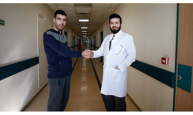 Çift kol nakledilen Yusuf ilk kez doktoruyla tokalaştı