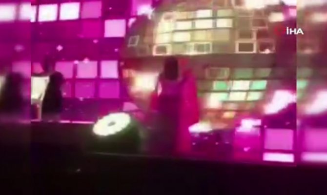 Deniz Seki sahneden düştü