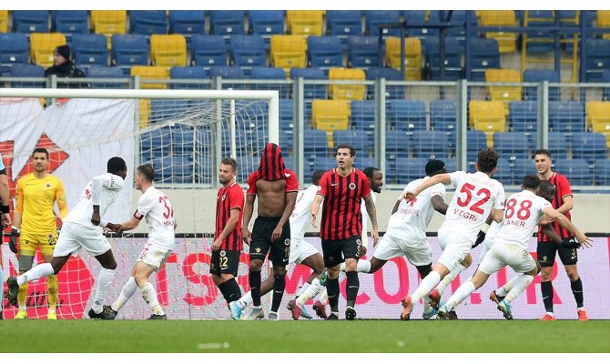 Süper Lig'in ilk yarısındaki uzatma dakikaları nefes kesti