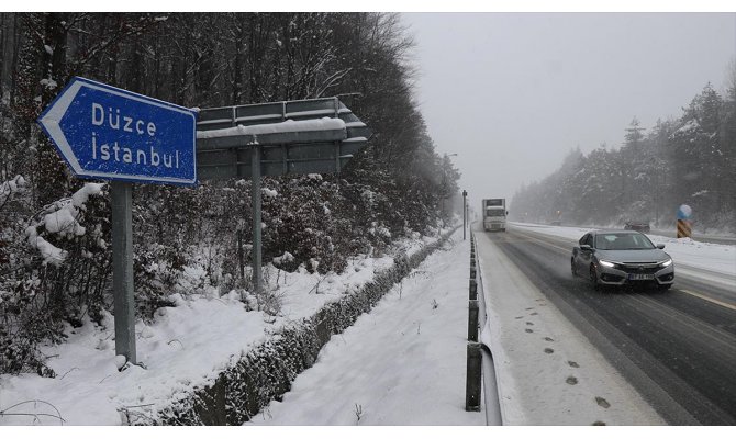 Bolu Dağı'nda yoğun kar yağışı etkili oluyor