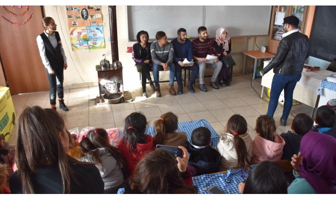 Üniversite öğrencileri köy köy gezip Karslı çocukları tiyatro ile tanıştırıyor