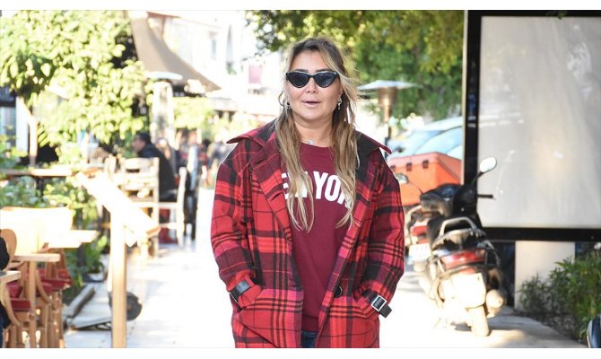 Yonca Evcimik sanat hayatının 42'nci yılını kutluyor